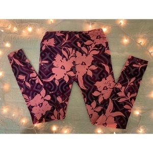Pale Rose And Vine Venus Plush Leggings